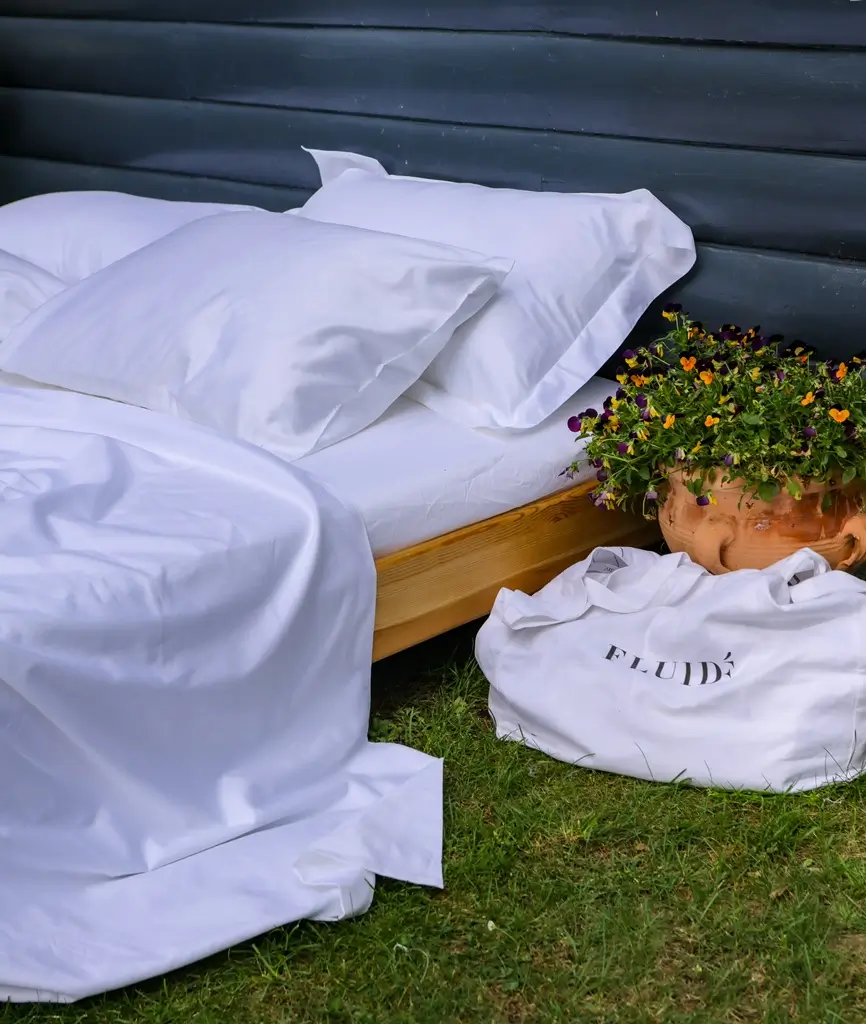 Deluxe Kit bedsheet set, premium 400 thread count cotton sateen, cooling, durable, and luxury bedding.